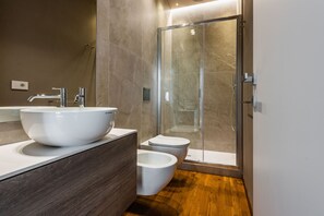 Standaard appartement | Badkamer | Een douche, een regendouche, gratis toiletartikelen, een haardroger