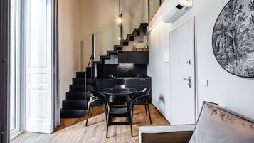 Duplex standard | Cozinha privada | Geladeira grande, micro-ondas, cooktop, chaleira elétrica