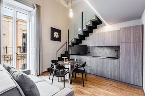 Standard Duplex | Living area | 42-inch Smart TV with cable channels - Ferrini Home - Firenze 70 (Catania)