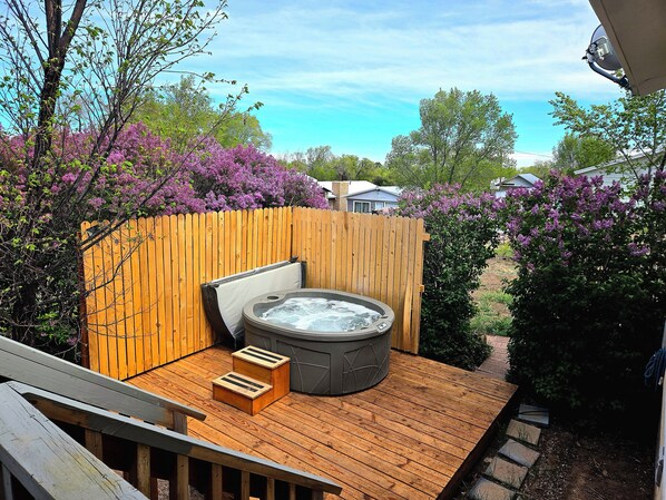 Bañera de hidromasaje al aire libre