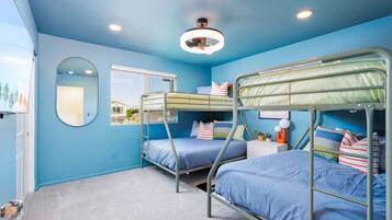 7 bedrooms, desk, iron/ironing board, travel cot