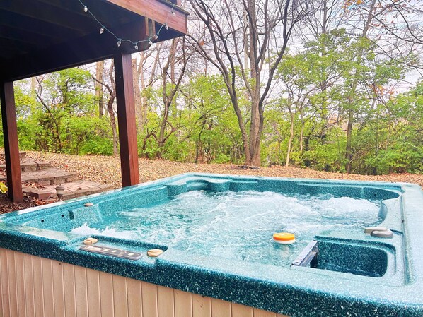 Outdoor spa tub - Hot tub oasis! (Fishers)
