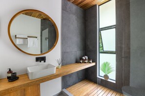 Ducha, secador de pelo, toallas y jabón