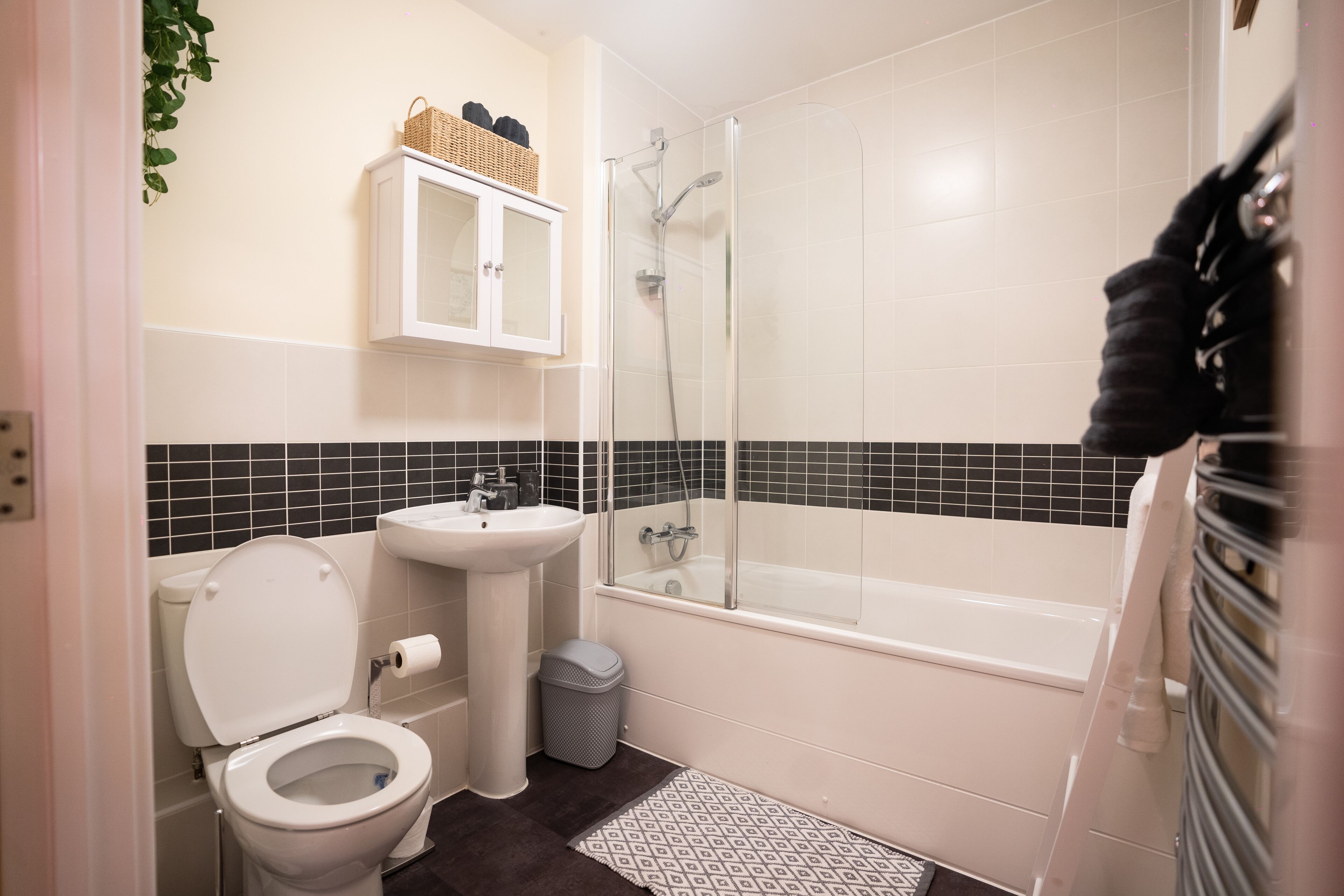 Een badkamer met toilet, wastafel en bad.