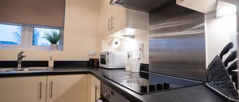 Refrigerador, microondas, horno, placa de cocina