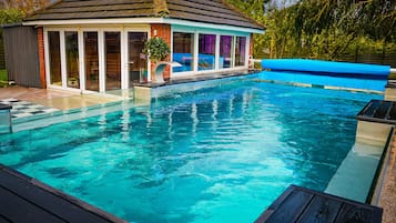 Casa de lujo, baño en la habitación, vista al patio | Alberca al aire libre | Alberca al aire libre por temporada