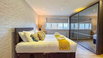 Luxury House, Ensuite, Courtyard View | 4 bedrooms, hypo-allergenic bedding, iron/ironing board, free WiFi