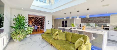 Maison Luxe, salle de bains attenante, vue cour intérieure | Cuisine partagée | Grand réfrigérateur, micro-ondes, four, plaque de cuisson