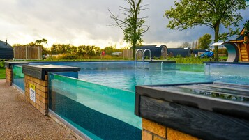 Una piscina al aire libre de temporada