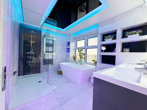 Luxury House, Ensuite, Courtyard View | Bathroom
