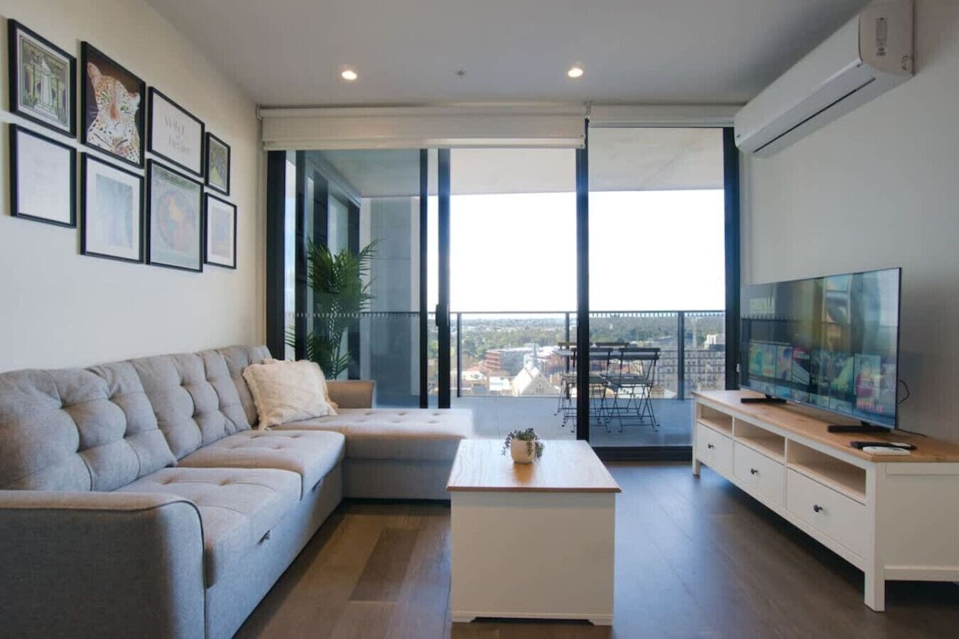 テレビ、卓球台、書斎 / ワークスペース