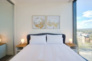 Escritorio, tabla de planchar con plancha, wifi y ropa de cama 