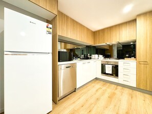 Frigorífico, microondas, horno y placa de cocina