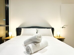 Työpöytä, silitysrauta/-lauta, Wi-Fi, vuodevaatteet