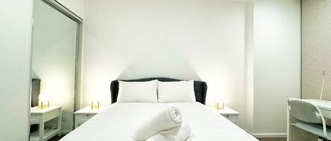 Skrivebord, strykejern/-brett, wi-fi og sengetøy