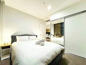 3 bedrooms, iron/ironing board, WiFi, bed sheets - Urban Sanctuary in West Franklin with Pool & Gym (Adelaide)