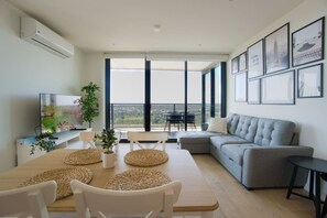 TV, table tennis - Serenity in the Sky - 2BR Apt in Rundle Mall (Adelaide)