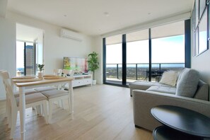 TV, table tennis - Serenity in the Sky - 2BR Apt in Rundle Mall (Adelaide)