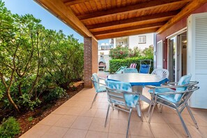 Outdoor dining - 400 metres to the famous beach (Baska)