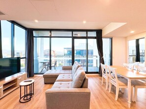 TV - High-Rise Heaven - 2BR with Pool, Gym, Steam&Sauna (Adelaide)