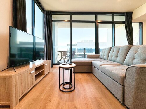 High-Rise Heaven - 2BR with Pool, Gym, Steam&Sauna