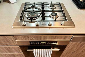 Fridge, microwave, oven, stovetop - City Chic Living - 1BR APT Overlooking Rundle Mall (Adelaide)