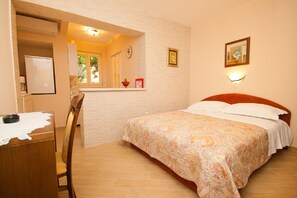 1 bedroom, desk, free WiFi, bed sheets - 400 metres to the beach (Baska)