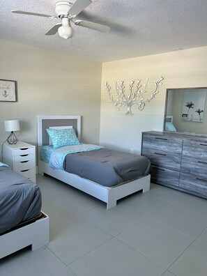 2 Schlafzimmer, Schreibtisch, Bügeleisen/Bügelbrett, Reisekinderbett