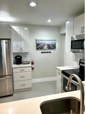 Jääkaappi, mikroaaltouuni, uuni, liesi