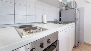 Una cucina moderna con piano cottura a gas, forno a microonde e forno integrato.
