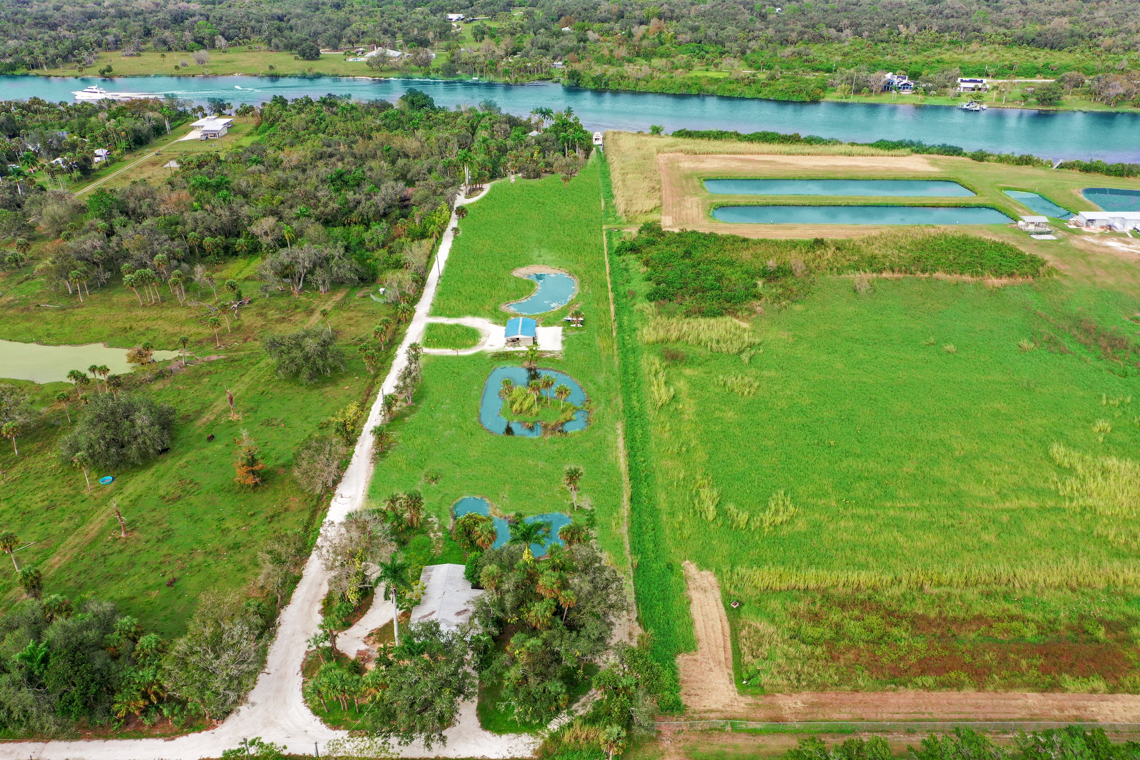 Aria Oasis~King Bed, Privacy, Ponds, Cows, Luxury. Weddings, Events, Retreats! 