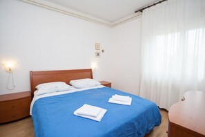2 室のベッドルーム、デスク、WiFi (無料)、ベッドシーツ