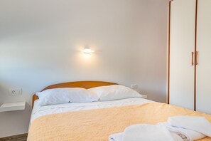 1 bedroom, desk, free WiFi, bed sheets