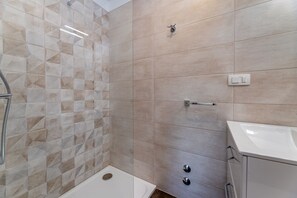 Douche, serviettes fournies