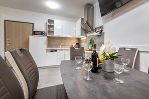 Kjøleskap, kokeplater, oppvaskmaskin og kaffetrakter/tekoker