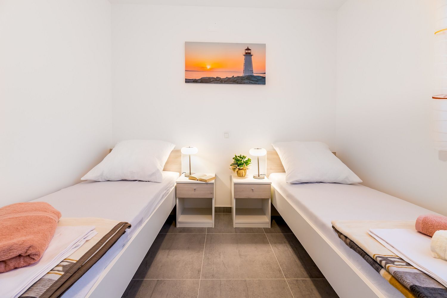 2 soverom, skrivebord, wi-fi (inkludert) og sengetøy