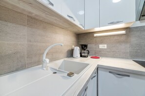 Kjøleskap, kokeplater, oppvaskmaskin og kaffetrakter/tekoker