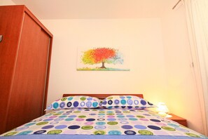 2 bedrooms, desk, free WiFi, bed sheets - Modern holiday flat with garden, deckchair, WiFi, air conditioning (Baska)