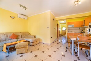 Living area - 350 metres to the great long beach in Baska (Baska)