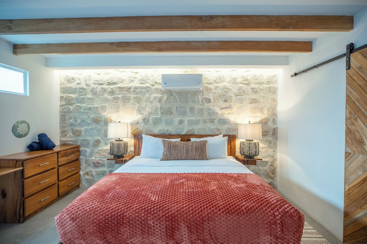 Deluxe kamer | Luxe beddengoed, een kluis op de kamer, individueel gedecoreerd