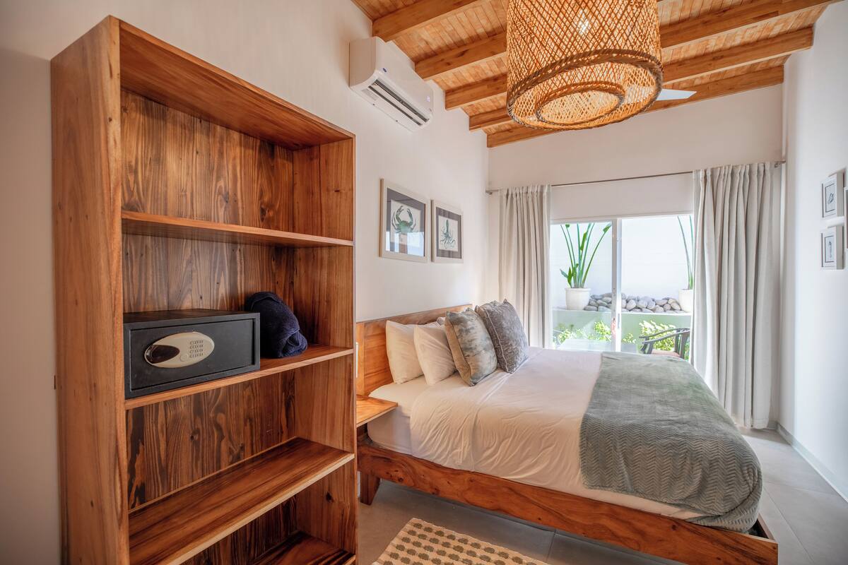 Deluxe kamer | Luxe beddengoed, een kluis op de kamer, individueel gedecoreerd