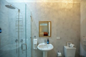 Deluxe Room | Bathroom | Shower, eco-friendly toiletries, hair dryer, towels