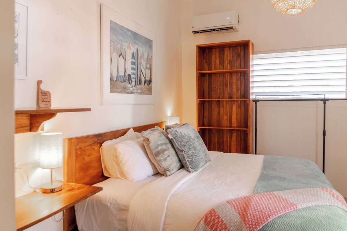 Habitación Deluxe | Ropa de cama de alta calidad y caja de seguridad en la habitación