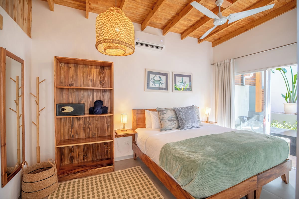 Habitación Deluxe, 1 cama King size | Ropa de cama de alta calidad y caja de seguridad en la habitación