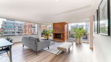 Apartamento real | Área de estar | TV 40 polegadas com canais a cabo