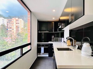 Apartamento design | Cozinha privada | Geladeira, micro-ondas, fogão, chaleira elétrica