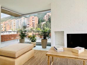 Leilighet – design | Oppholdsområde | En 40-tommers TV med kabel-kanaler