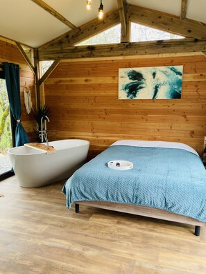 1 bedroom, bed sheets