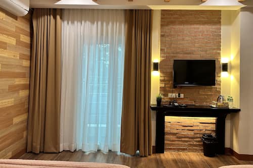 Free minibar, in-room safe, desk, blackout drapes