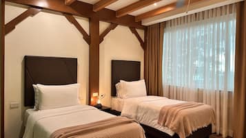 Habitación Deluxe con 1 cama matrimonial o 2 individuales | Artículos del minibar gratis y caja de seguridad en la habitación